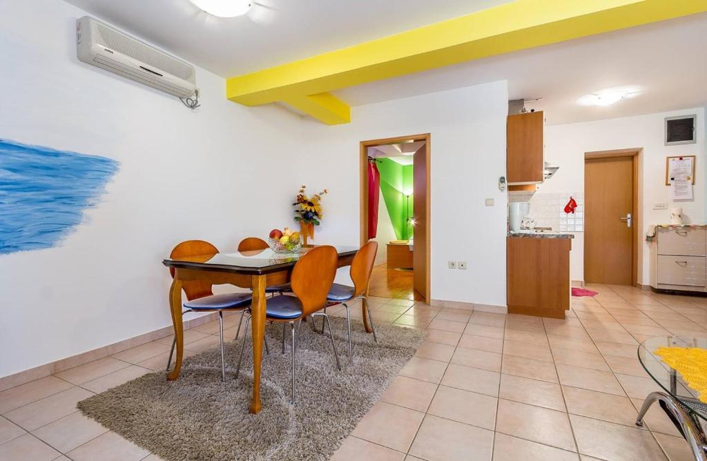 Kuchyňa alebo kuchynka v ubytovaní Apartment Ellis