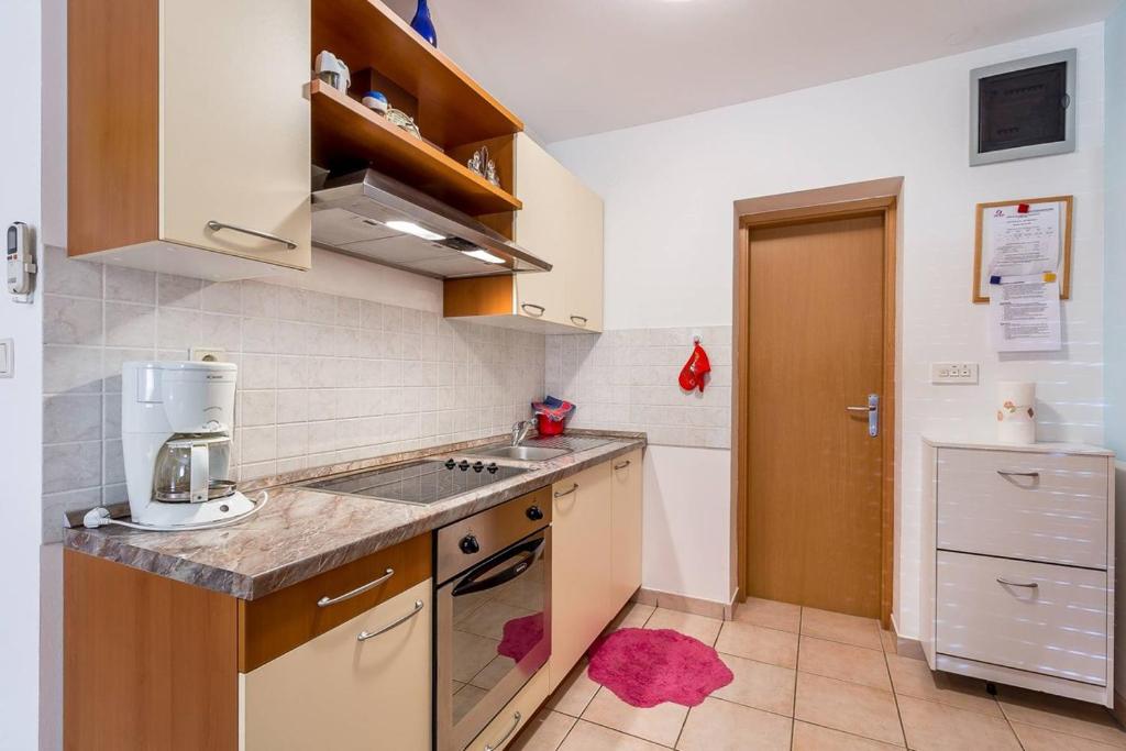 Kuchyňa alebo kuchynka v ubytovaní Apartment Ellis