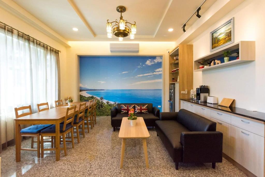 ein Wohnzimmer mit einem großen Gemälde des Ozeans in der Unterkunft Pandora B&B in Taitung