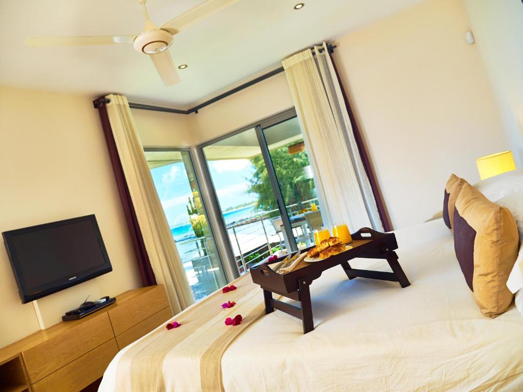 TV a/nebo společenská místnost v ubytování Bon Azur Beachfront Suites & Penthouses with LOV