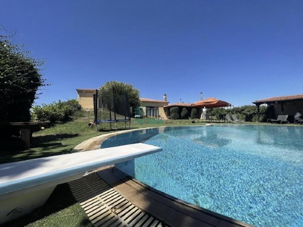 4 bedroom Luxury Villa with Swimming Pool and Lush Gardens Close to City & Beach