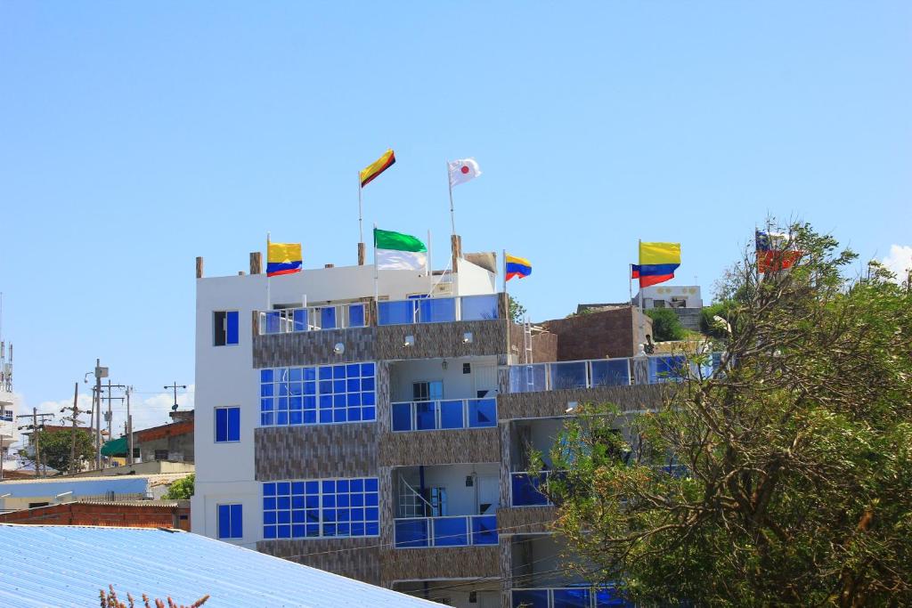 un edificio con banderas encima en Apartamentos Vistas del Caribe, en Cartagena de Indias