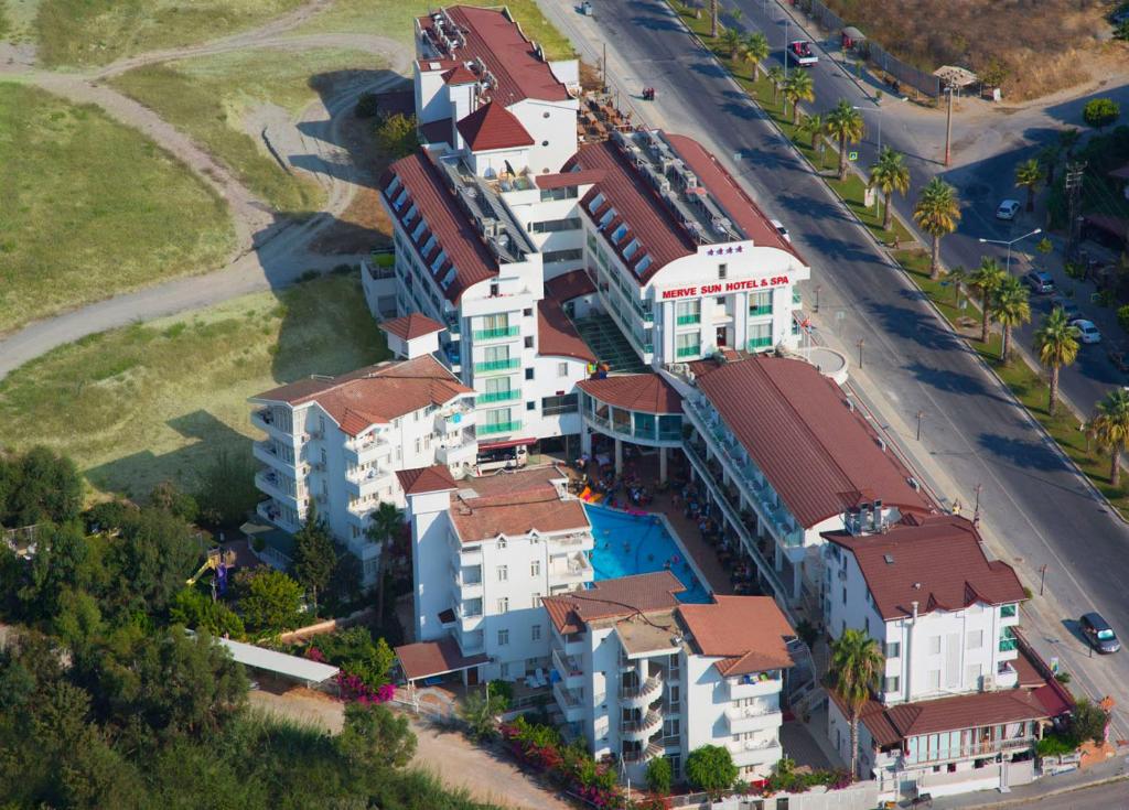 een luchtzicht op een aominiumcomplex met huizen bij Merve Sun Hotel & SPA in Side