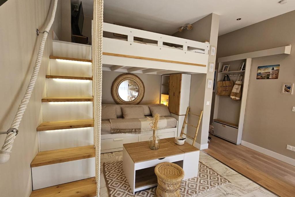 Bright studio apartment with terrace in Cannes