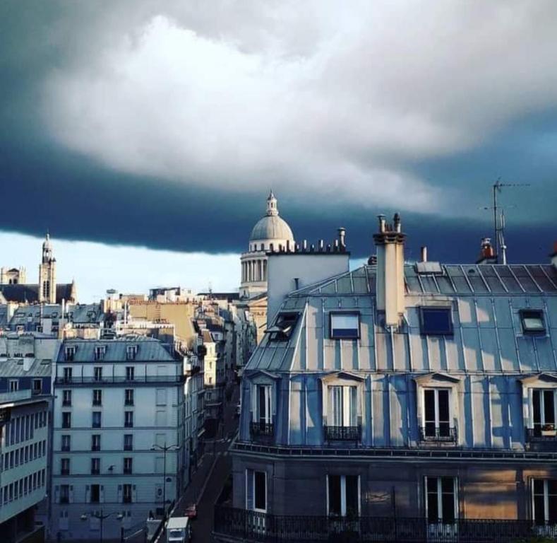 Vue sur Paris Coeur historique Charmant Nid contemporain équipé Ascenseur Climatisation