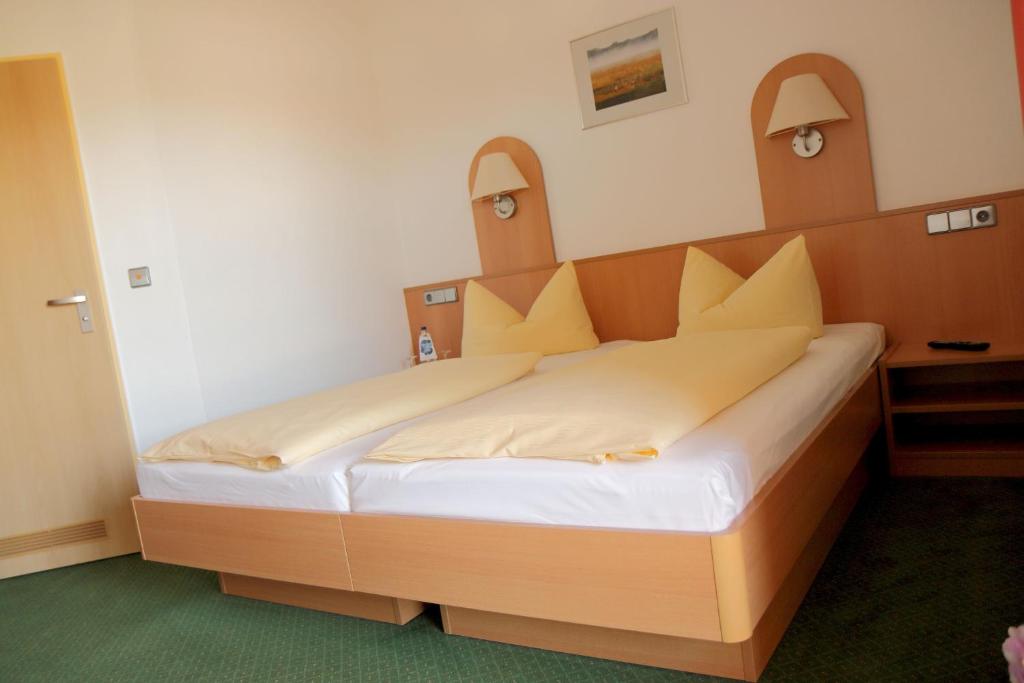 Postel nebo postele na pokoji v ubytování Land-gut-Hotel Seeblick