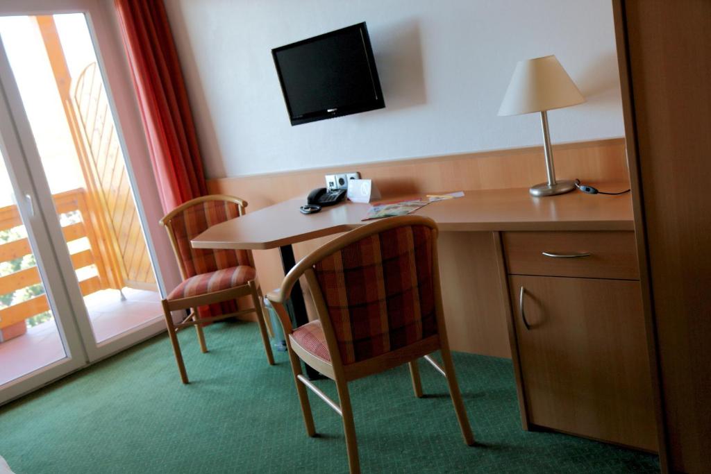 TV a/nebo společenská místnost v ubytování Land-gut-Hotel Seeblick