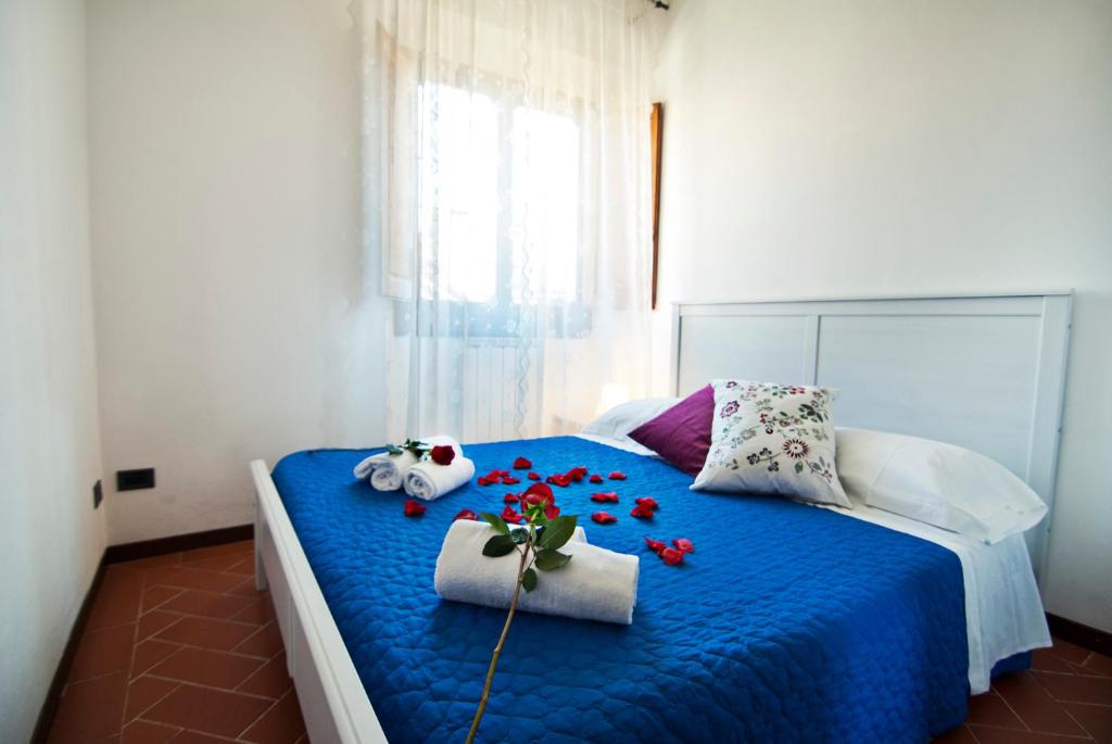 フィレンツェにあるCondotta 3 - Keys Of Italyのベッドルーム1室(花の咲く青いベッド1台付)