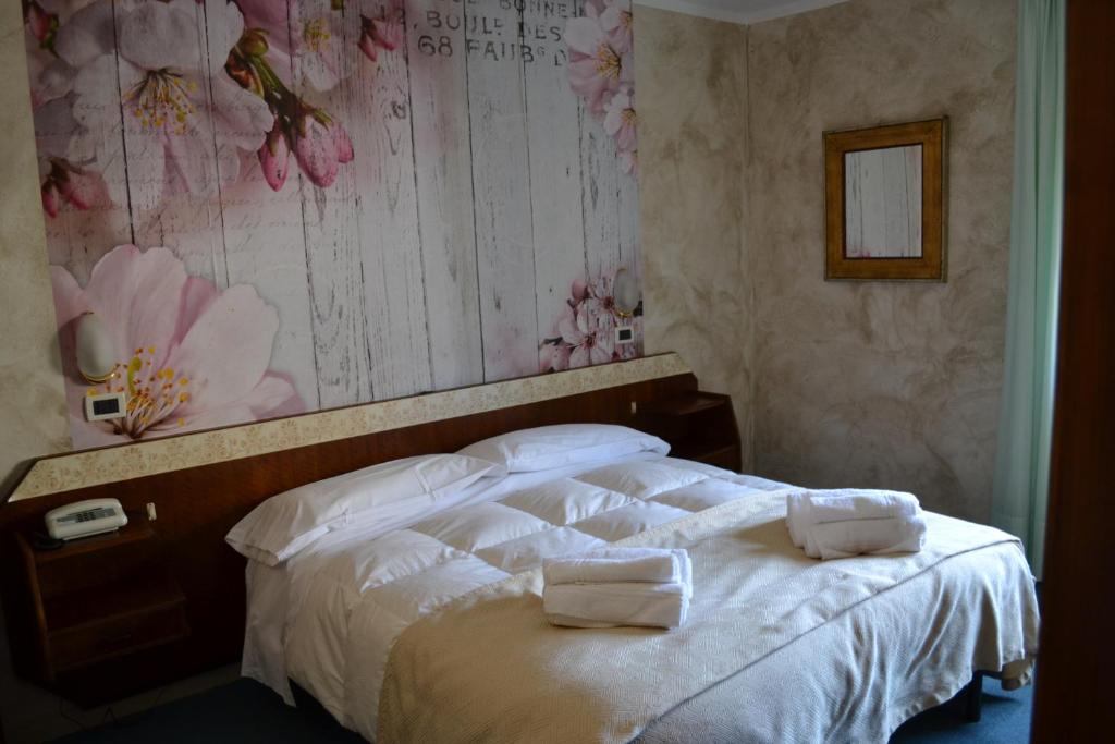 Hotel Rosa Serenella tesisinde bir odada yatak veya yataklar