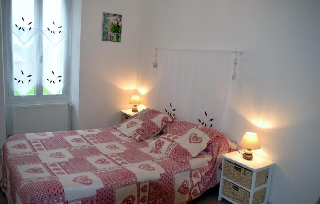 1 dormitorio con 1 cama con 2 mesas y 2 lámparas en Maison d'Hôtes La Prévôté, en Périssac