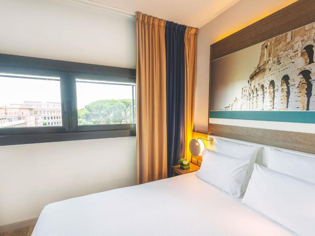 Superior Double Room with views of the Coliseum — room photograph