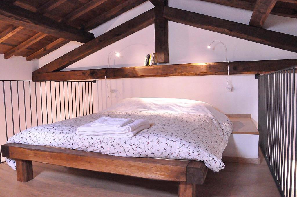 um quarto com uma cama num quarto com vigas de madeira em Sole Mio em Velletri