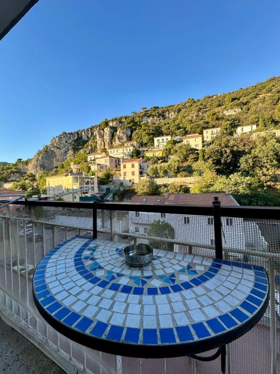 Bright studio with balcony near tram