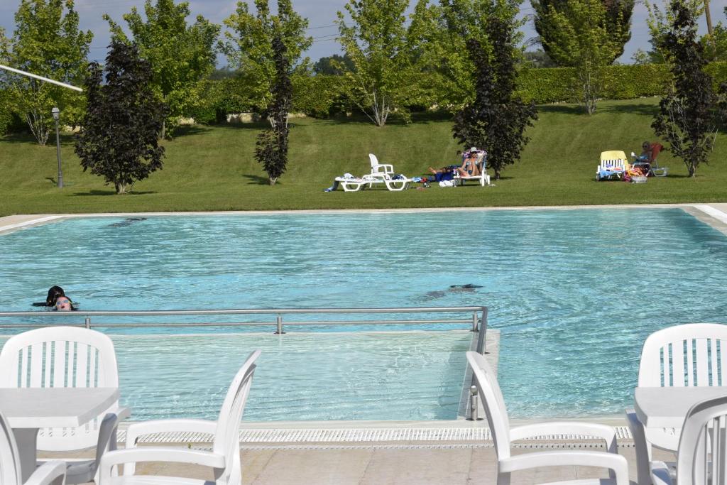 The swimming pool at or close to Relais Corte Pontigliardo