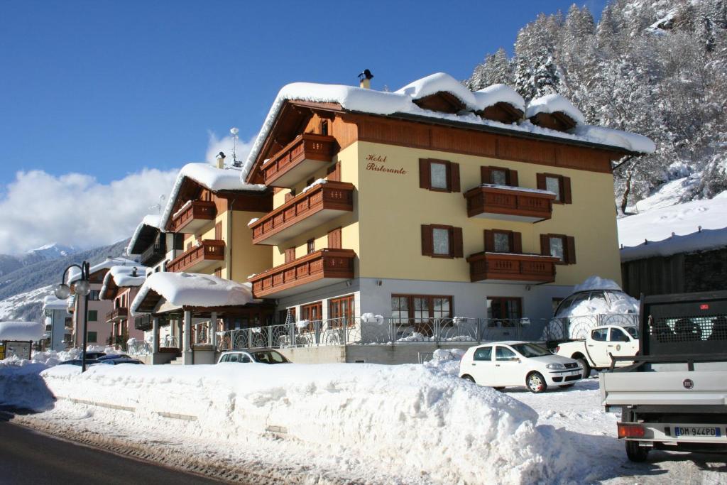 Nespecifikovaný výhled na hory nebo výhled na hory při pohledu z hotelu