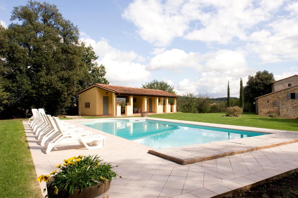 una piscina con tumbonas y una casa en Belvedere, en Bucine