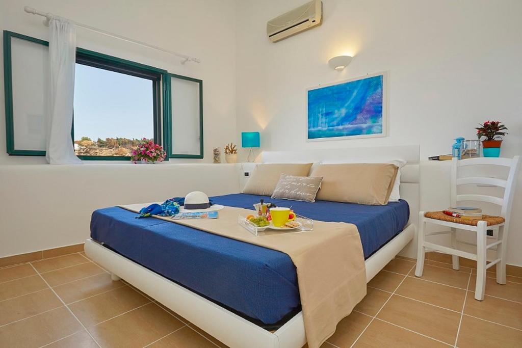 een slaapkamer met een bed en een tafel. bij Appartaville Castellammare del Golfo in Castellammare del Golfo