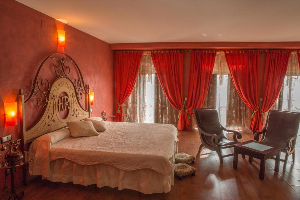 Säng eller sängar i ett rum på Hotel Rural El Labriego by Vivere Stays