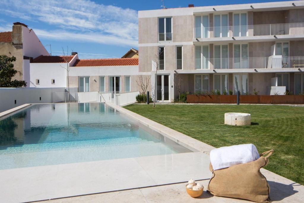 Designer Apartment with Pool by LovelyStay