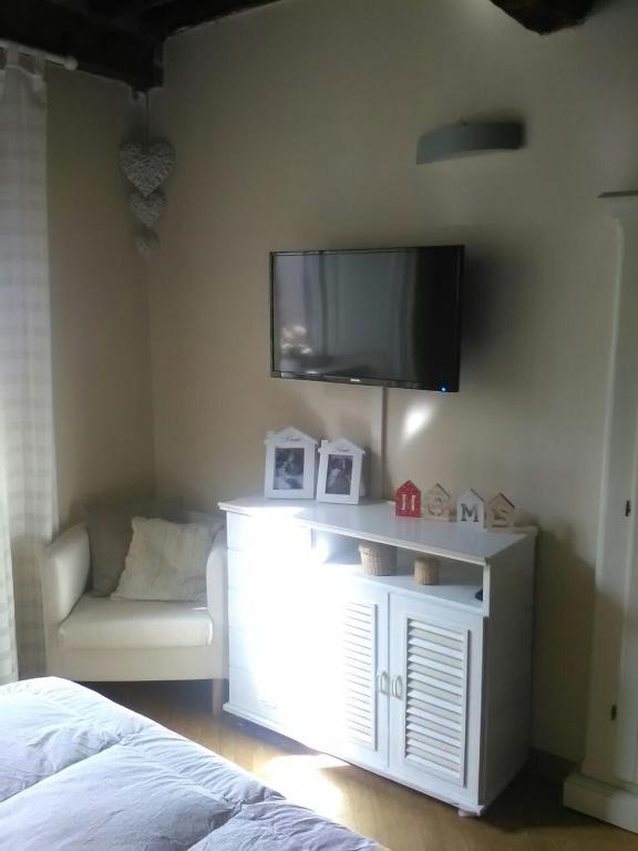 Televízia a/alebo spoločenská miestnosť v ubytovaní Suite Sofia