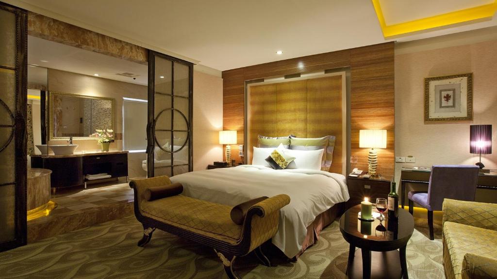 台北的住宿－雅柏精緻旅館，一间酒店客房 - 带一张床和一间浴室