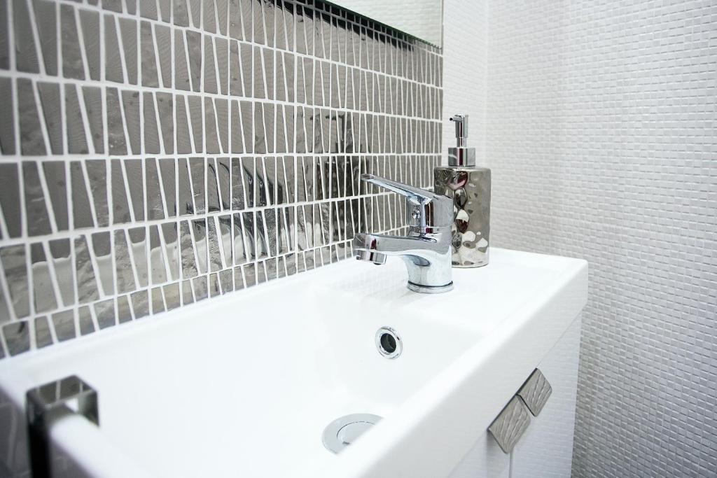 A bathroom at Alonso de Palencia City Center Apartment