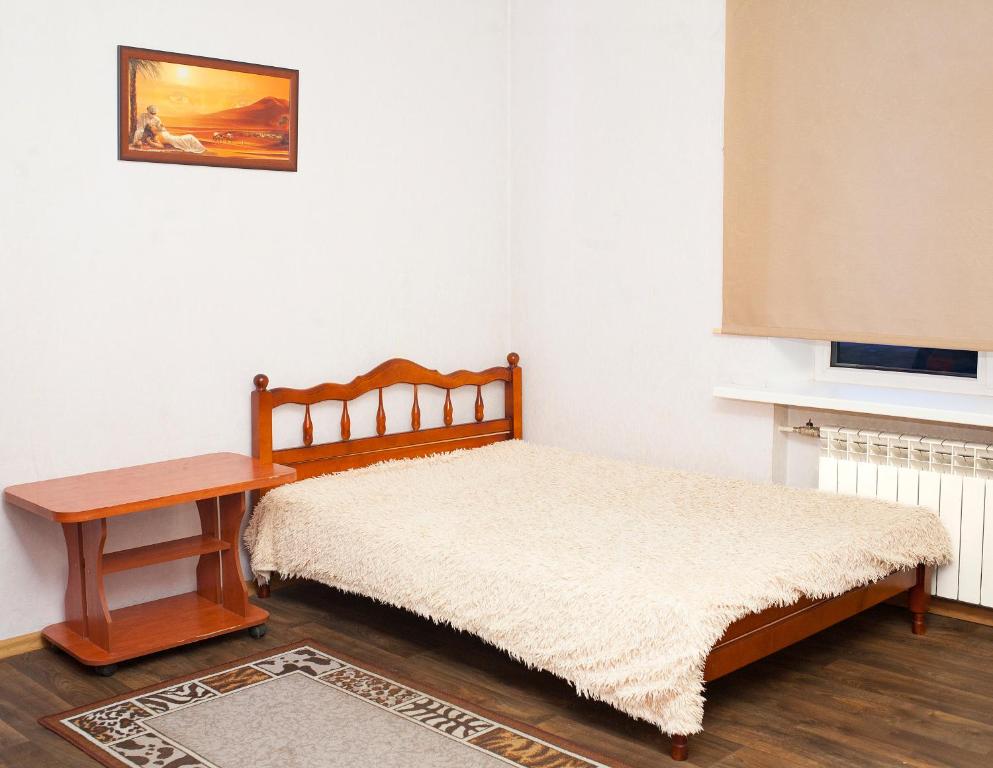 Una cama o camas en una habitación de Apartment Pobedy 104