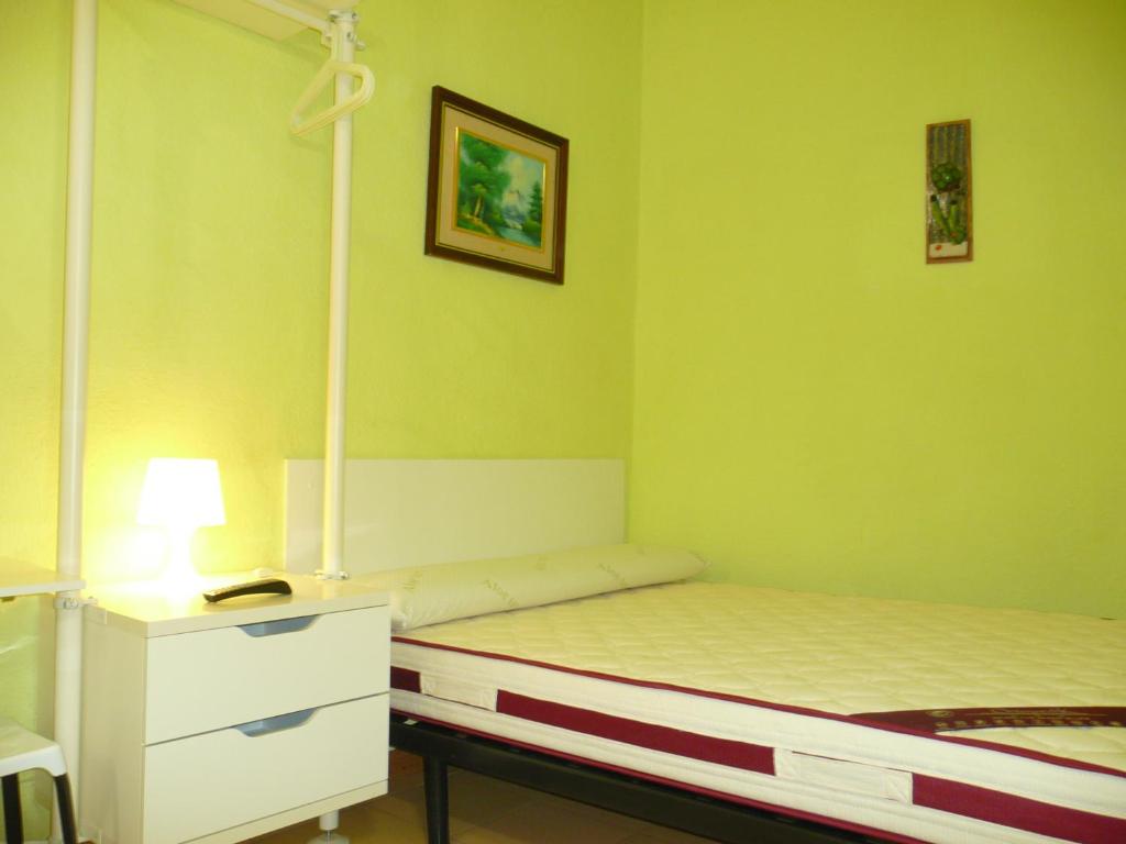 Cama o camas de una habitación en Hostal Loyola