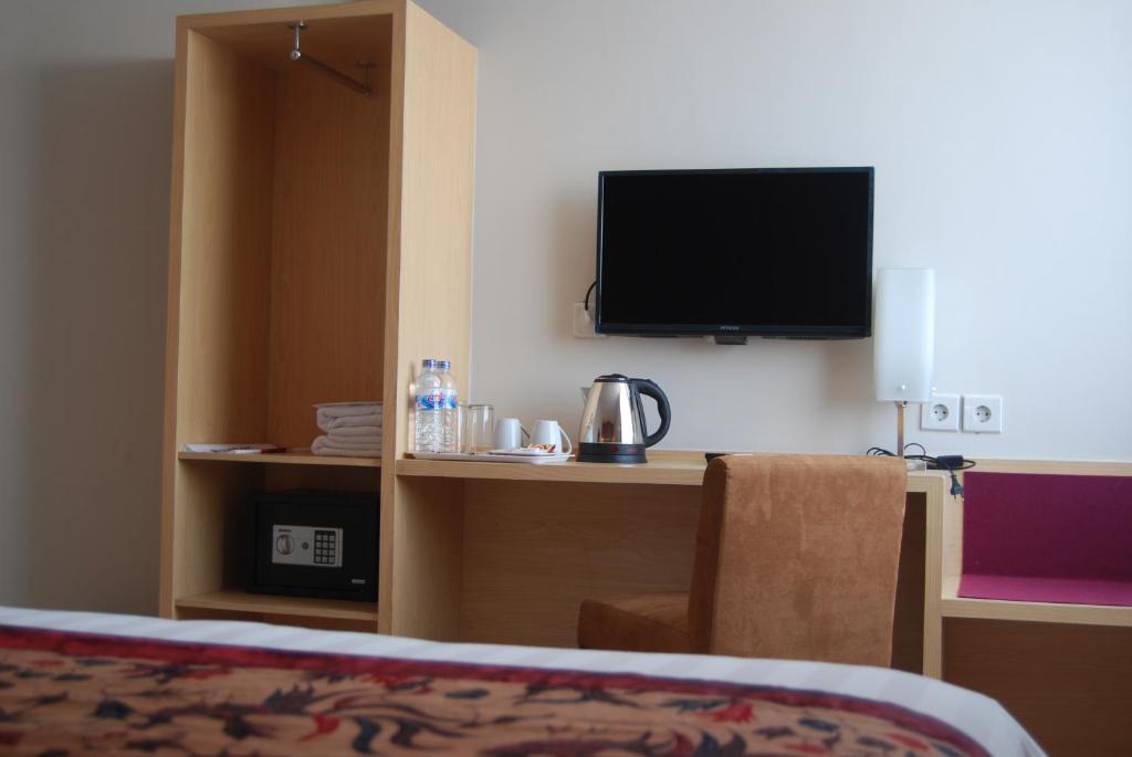 TV a/nebo společenská místnost v ubytování Bekizaar Hotel Surabaya