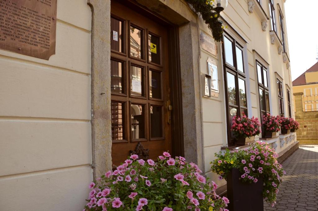 ein Gebäude mit Blumen vor einer Tür in der Unterkunft Hotel Paradies in Teplice