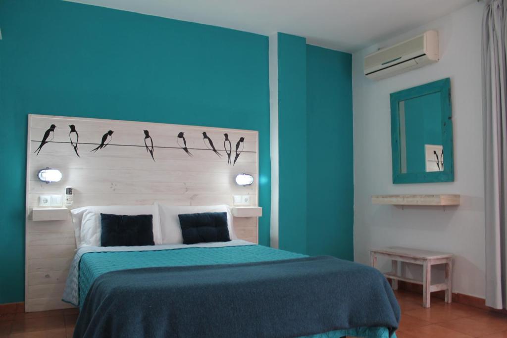 テロルにあるHotel el Pinoのベッドルーム1室(壁に鳥が描かれたベッド1台付)