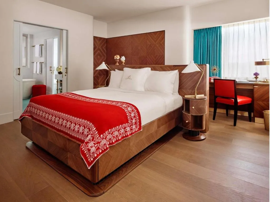 Junior Queen Suite with Bay View