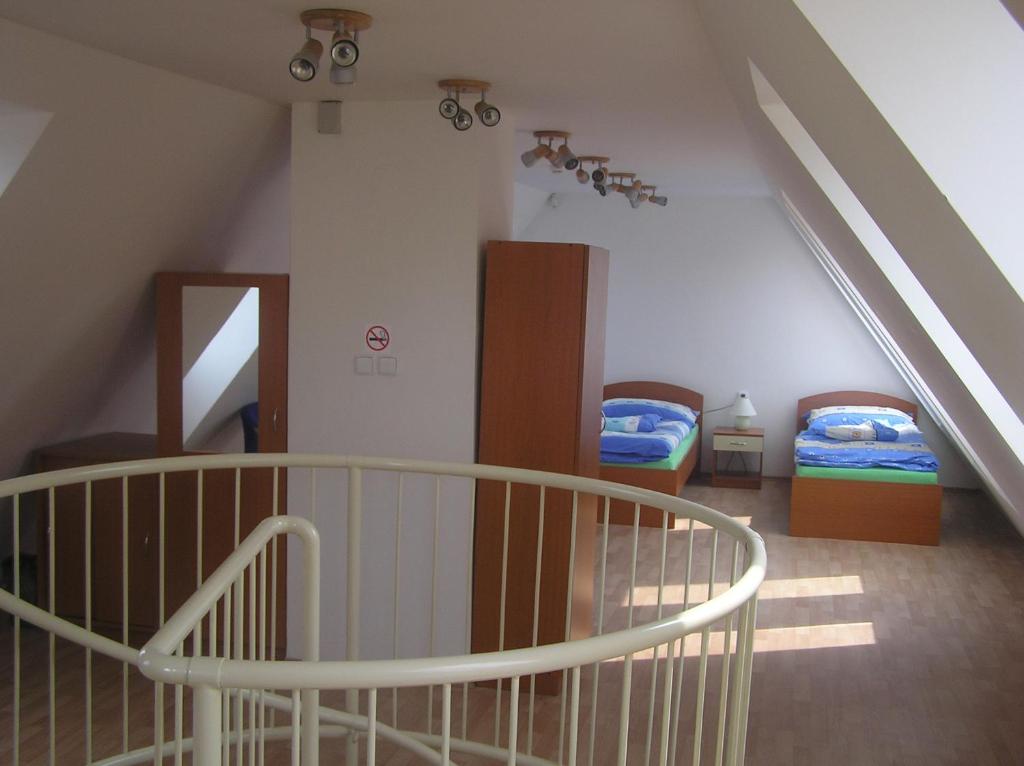 Postel nebo postele na pokoji v ubytování Kulturne Centrum Bardejov