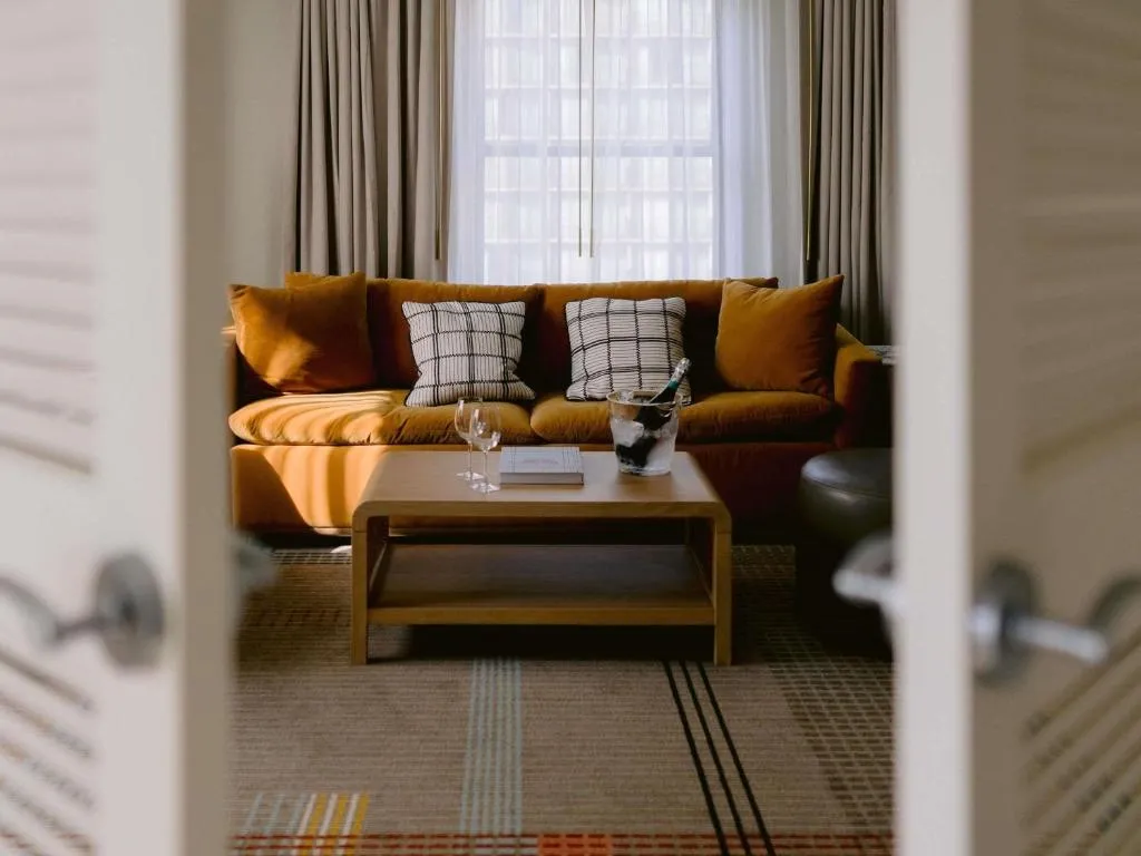 Corner One Bedroom Suite with Cityview