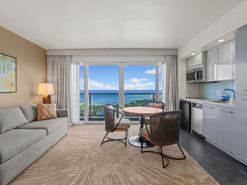 Ala Moana Hotel - Resort Fee Included - 