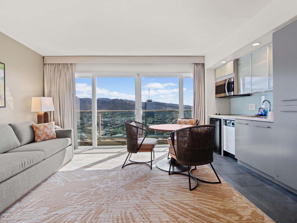 Ala Moana Hotel - Resort Fee Included - 