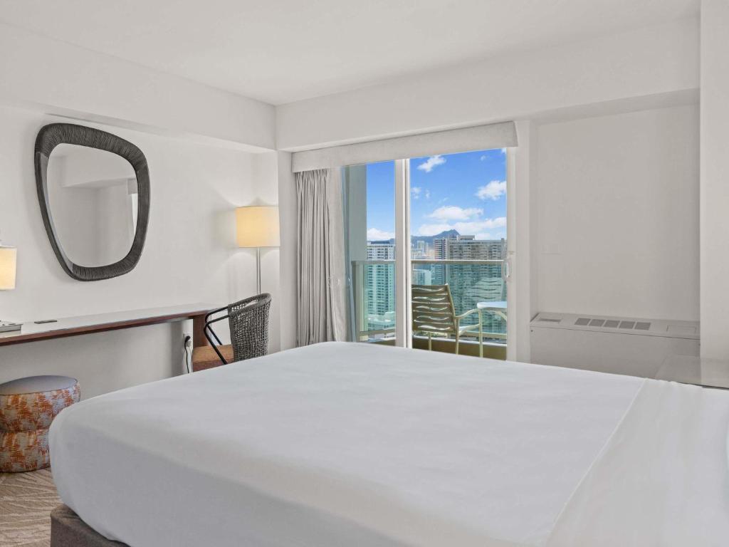 Ala Moana Hotel - Resort Fee Included - 