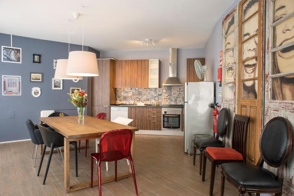 een keuken en eetkamer met een tafel en stoelen bij BCharming House in Porto