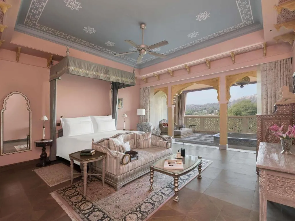 Landmark Room with King Bed: Enjoy INR 3,000 daily dining credit with your stay, where Rajasthani craftsmanship meets contemporary elegance. Unwind with a spacious bathroom, balcony daybed and private outdoor bath overlooking the Aravalli Hills