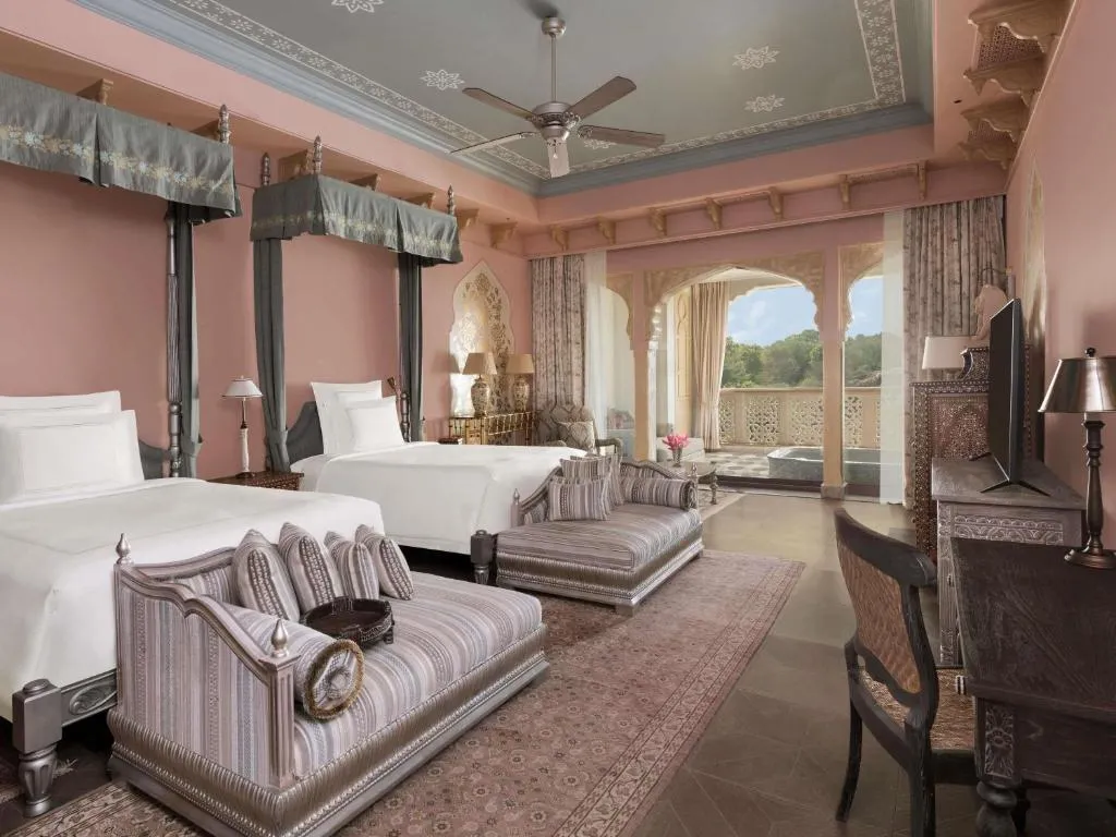 Landmark Room with Twin Bed with Balcony: Enjoy 20% savings on F&B, Spa and Laundry along with one Jaipur Sling Experience. Unwind with a spacious bathroom, balcony daybed and private outdoor bath overlooking the Aravalli Hills.