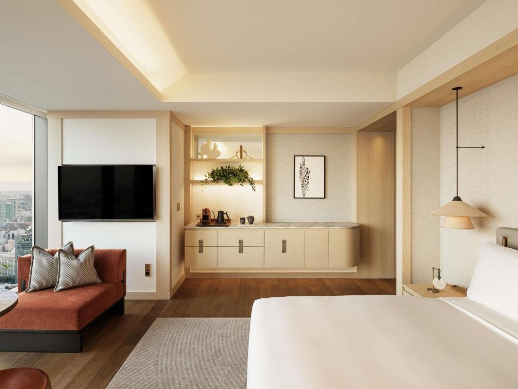 Fairmont Gold Signature King Room with Lounge Access and Skyline View