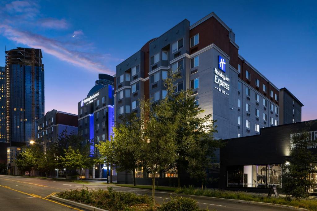 Holiday Inn Seattle DWTN Lake Union, an IHG Hotel - Housity