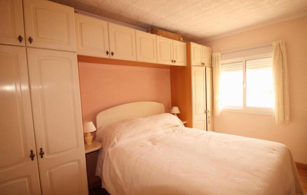 ラ・マリーナにあるMaison Alicante - Urb La Marinaのベッドルーム(白いベッド1台、窓付)