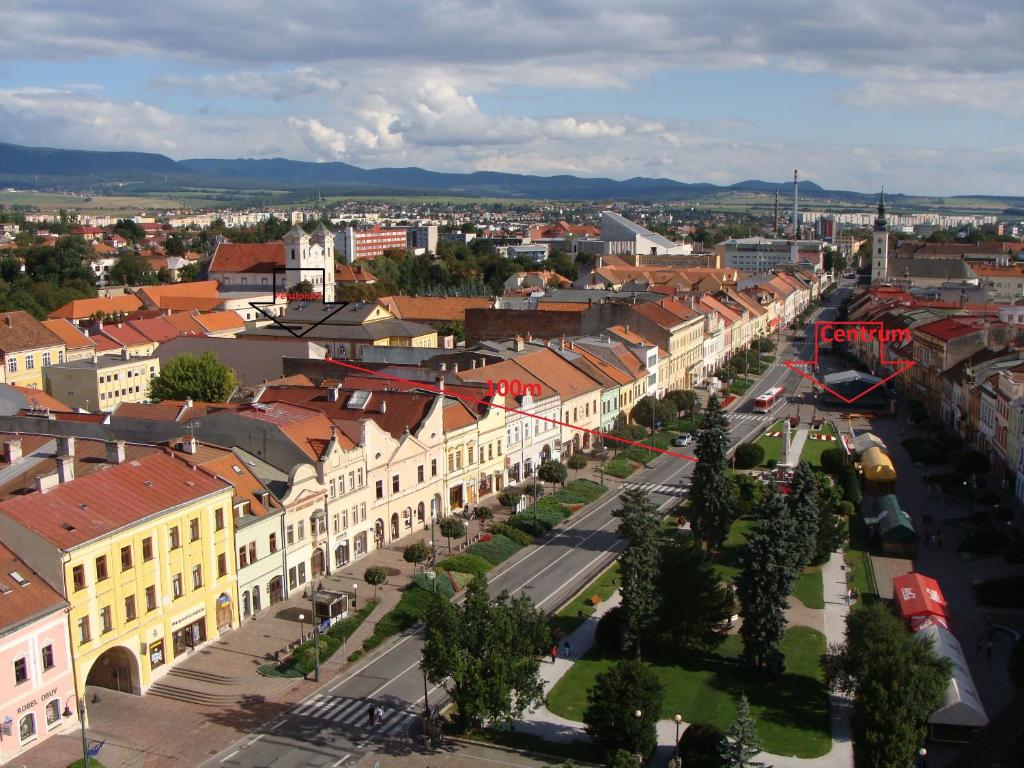 una vista aérea de una ciudad con edificios en A 7 - Avenue 7 Penzion, en Prešov