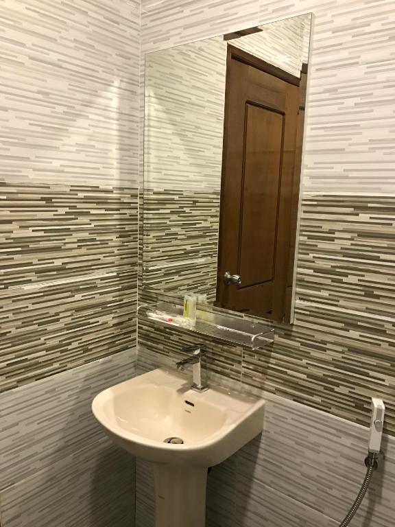 Koupelna v ubytování NKS Hotel