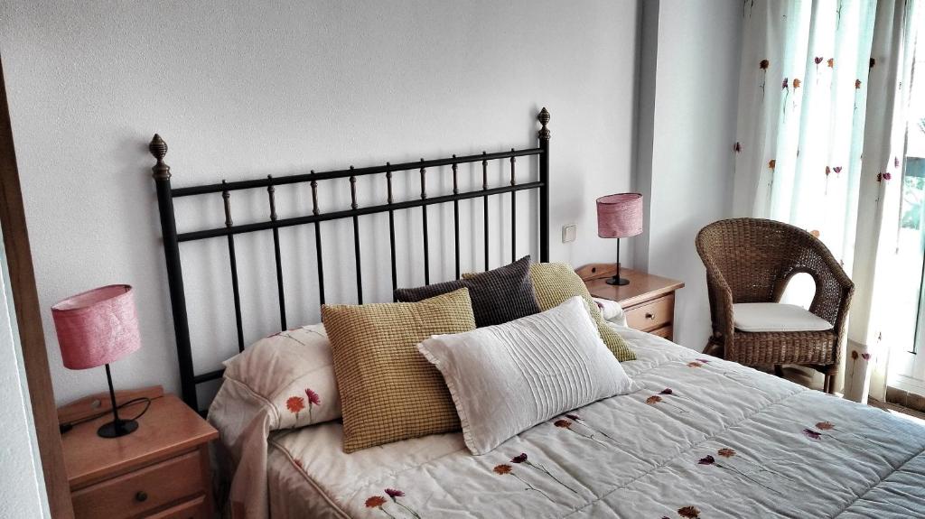 - une chambre avec un lit, deux lampes et une chaise dans l'établissement Lomas del Mar I, à Vera