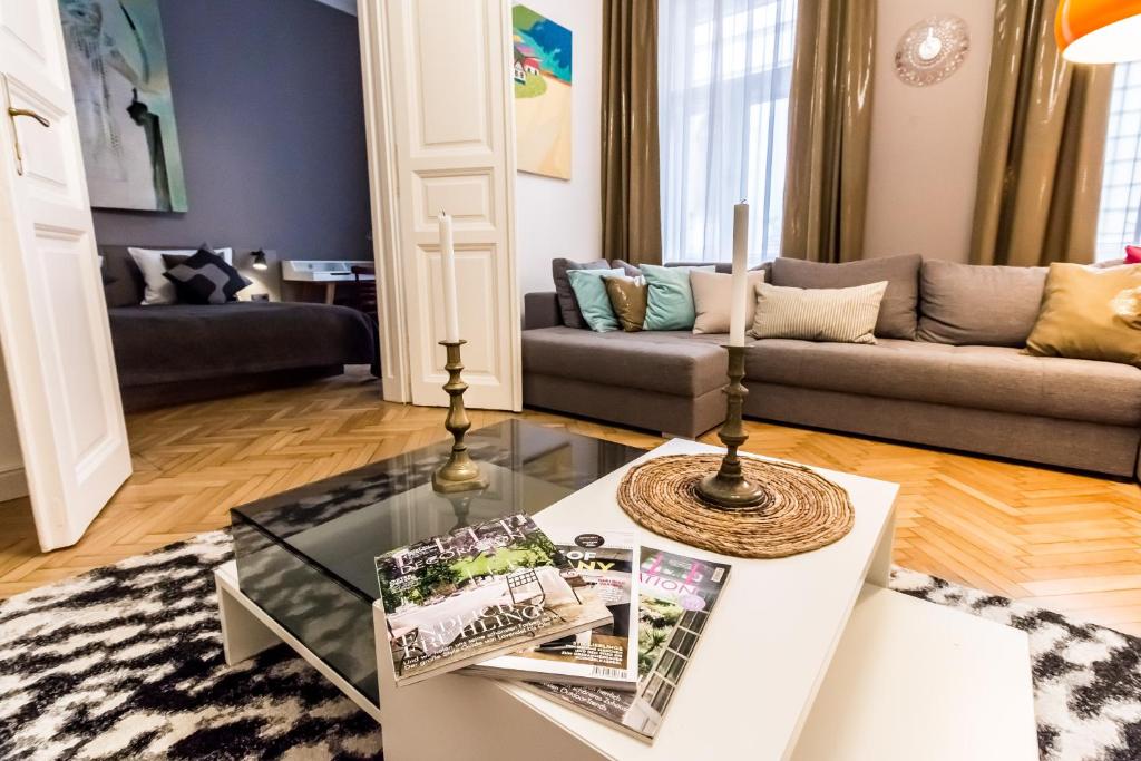 sala de estar con sofá y mesa en Urbano Styles Downtown Budapest en Budapest