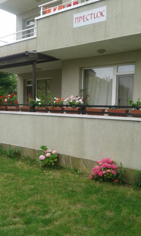 a building with flowers on the side of it at Prestige in Sinemorets