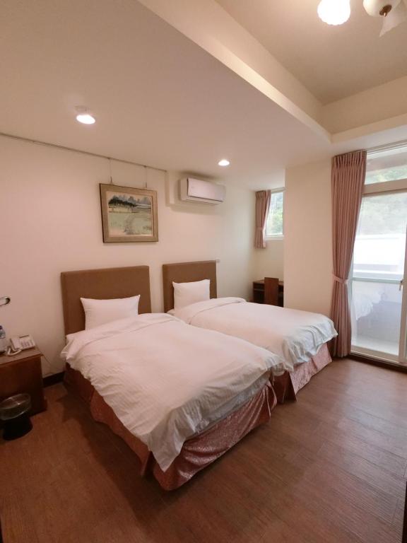 Postel nebo postele na pokoji v ubytování Long Zhi Yue Hotel