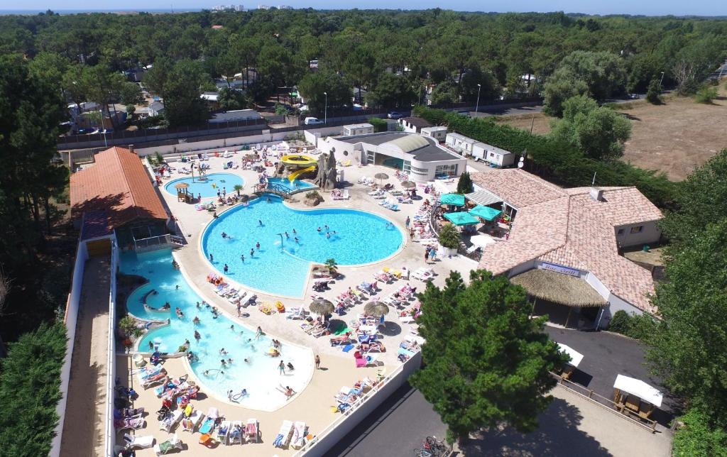 - une vue sur la grande piscine d'un complexe dans l'établissement Bontempo Village La Yole, à Saint-Jean-de-Monts